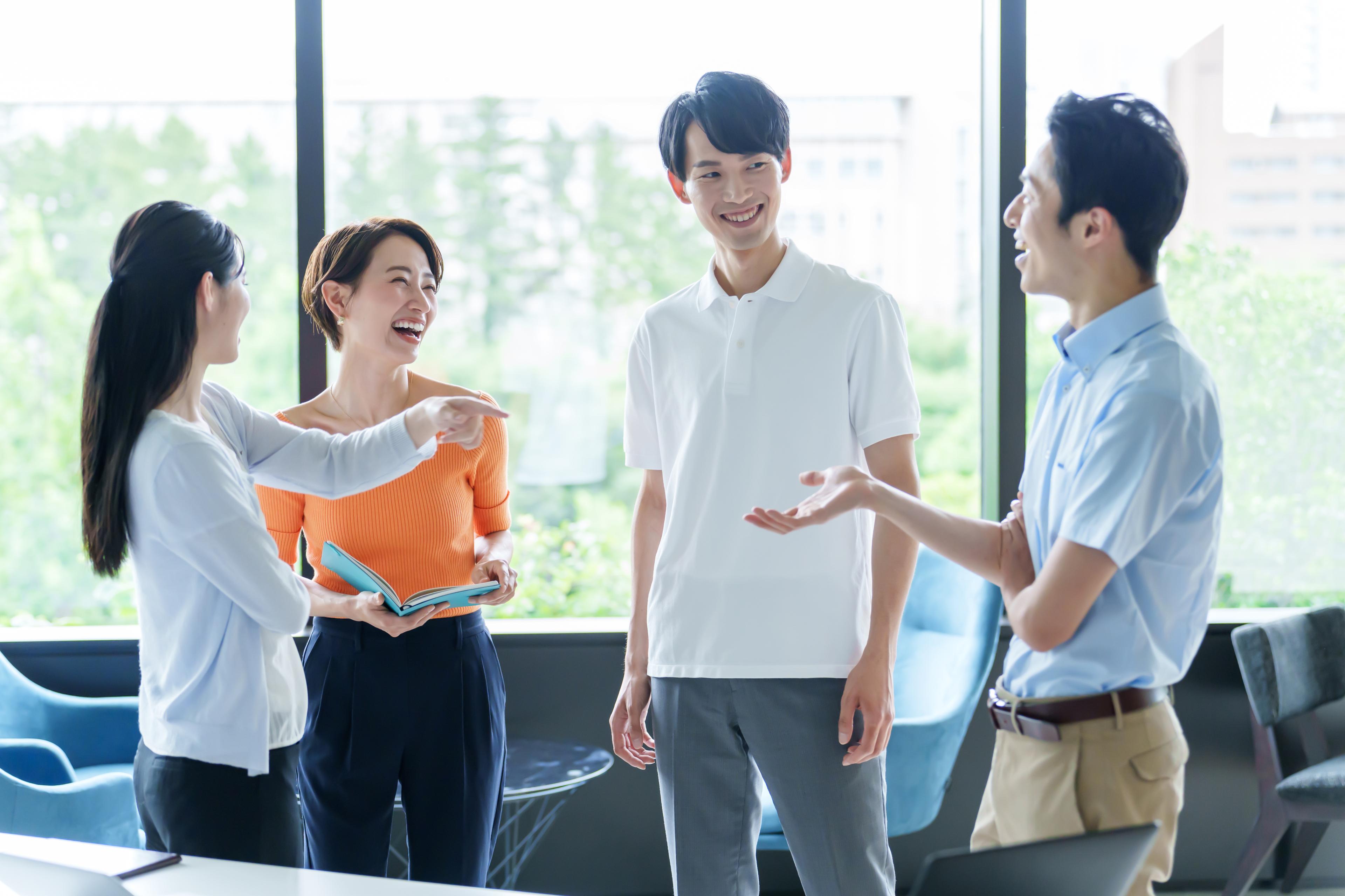 笑顔で話すスタッフ